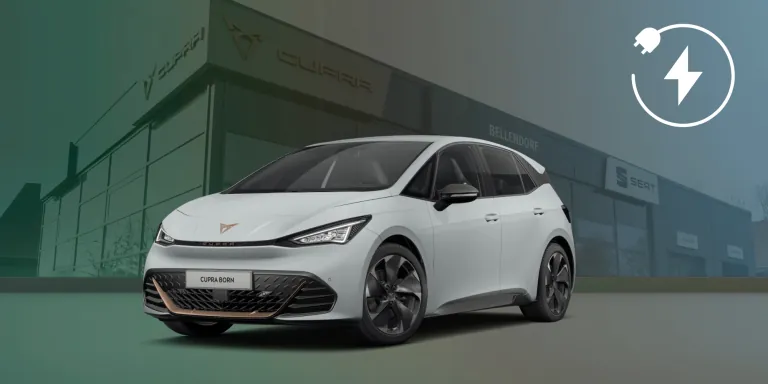 Weißer Cupra Born vor einem Gebäude