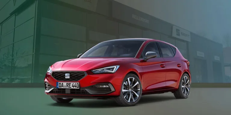 Seat Leon vor einem Gebäude