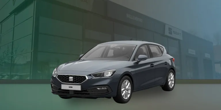 Seat Leon vor einem Gebäude