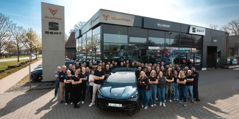 Mitarbeiter vor dem Autohaus